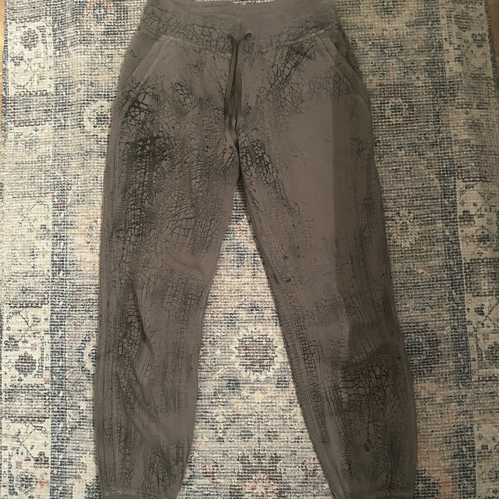 NWOT LULULEMON JOGGERS SIZE 6